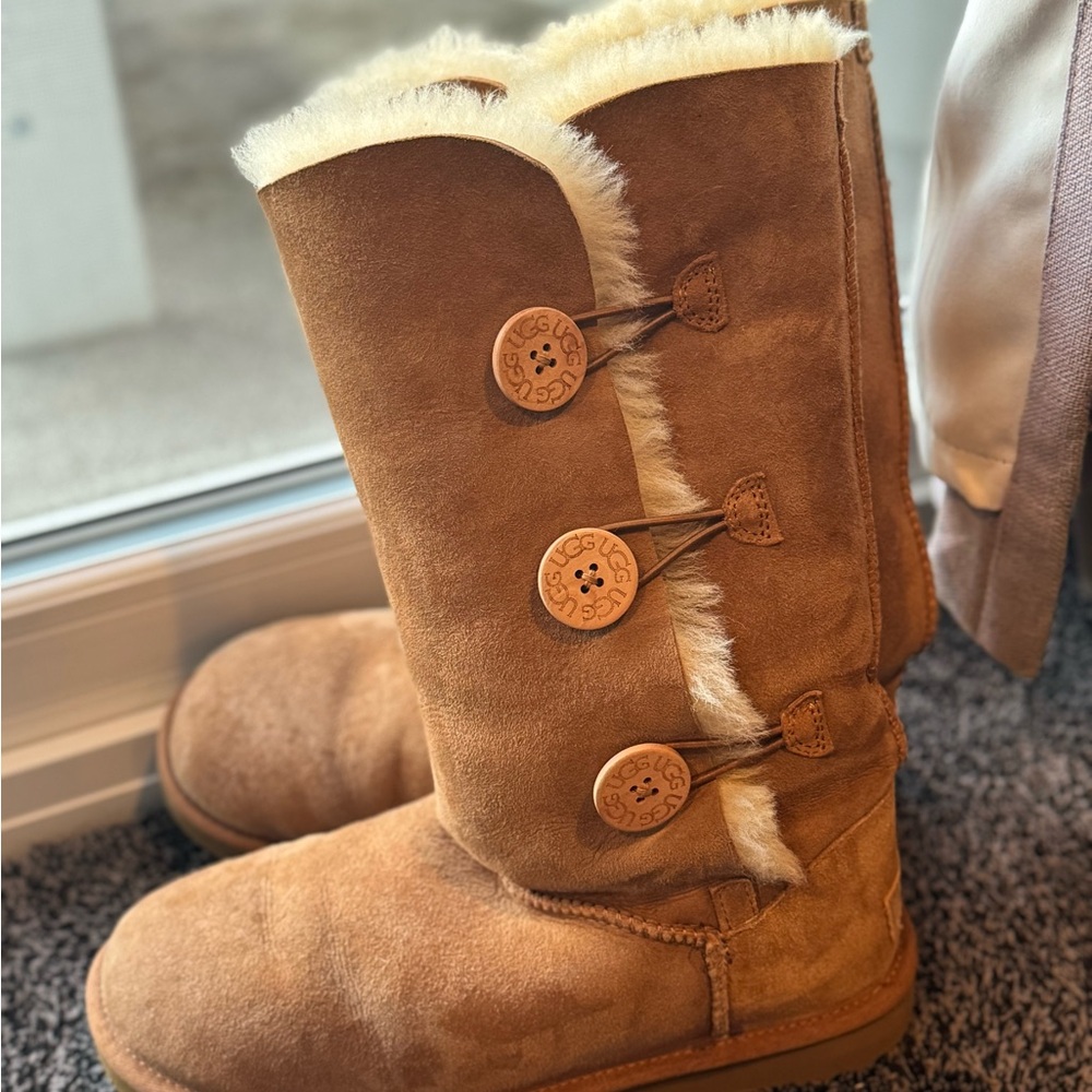 UGG Bailey Button Triplet Boots Chestnut Suede - GREAT Condition